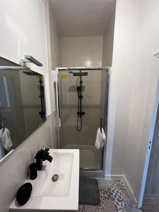 Appartement T2 Avec Terrasse Proche Cathedrale Bourges Extérieur photo